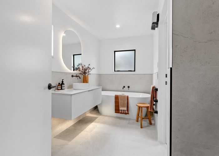  at 2/8 Mayfair Street, Riccarton, Christchurch City, Canterbury