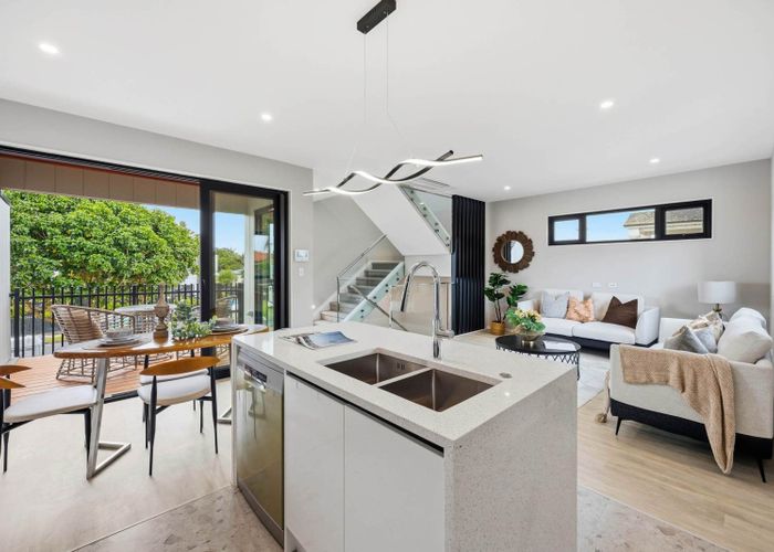  at 8 Beach Road, Te Atatu Peninsula, Waitakere City, Auckland