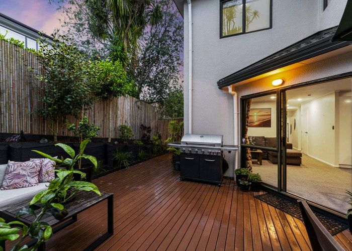  at 2/22 Merton Avenue, Glenfield, North Shore City, Auckland