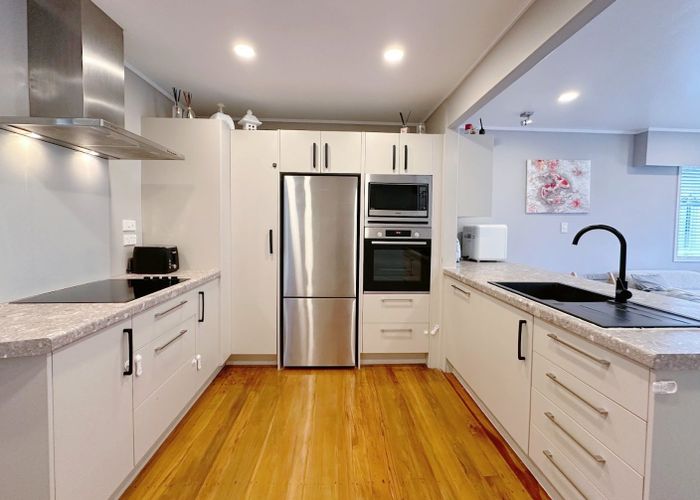  at 32 Felgrove Street, Glendene, Waitakere City, Auckland