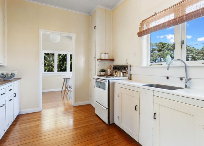  at 8A Warren Avenue, Three Kings, Auckland