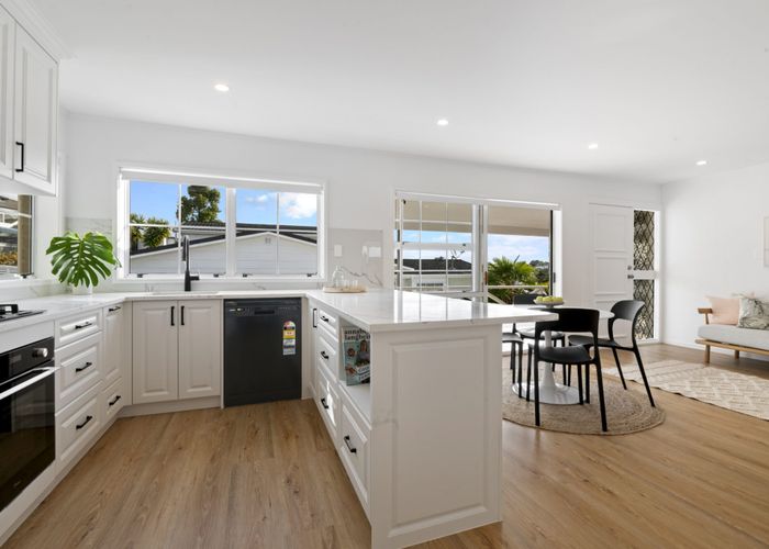  at 2/23 Heathcote Road, Castor Bay, Auckland
