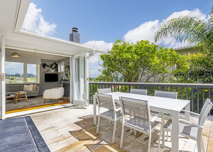  at 1/32 Sunset Road, Unsworth Heights, Auckland