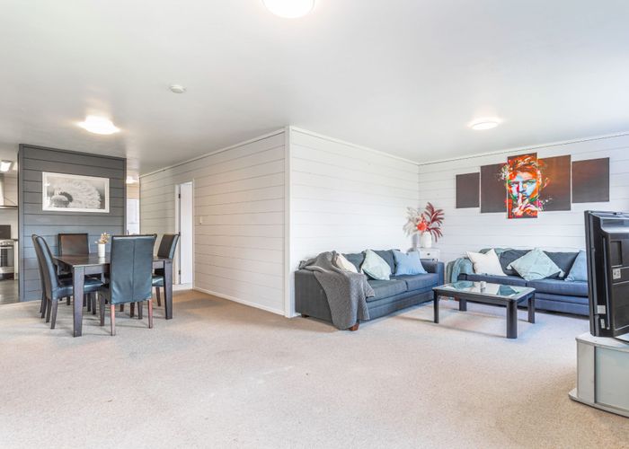  at 2/1 Redlands Grove, Swanson, Waitakere City, Auckland