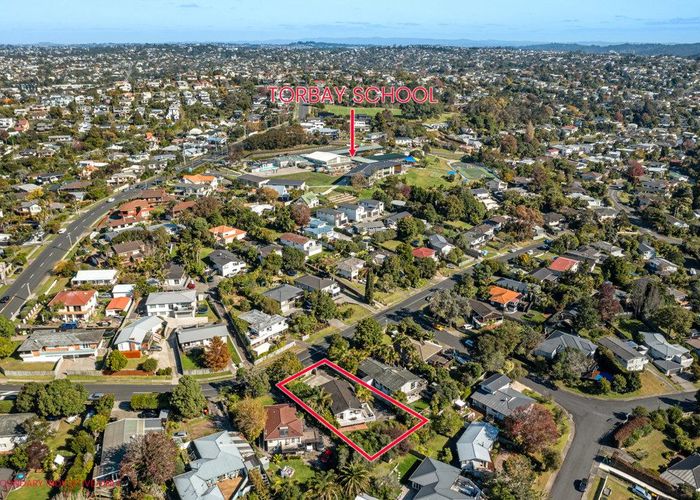  at 8 Weatherly Road, Torbay, Auckland