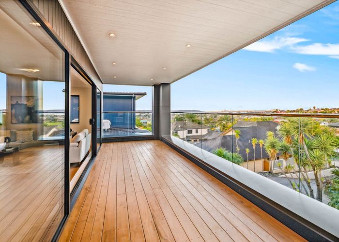  at 2/90 Picasso Drive, West Harbour, Waitakere City, Auckland