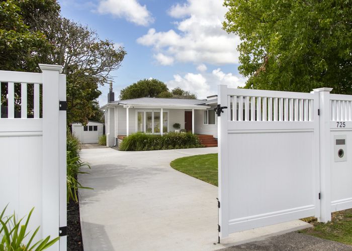  at 725 Te Atatu Road, Te Atatu Peninsula, Waitakere City, Auckland