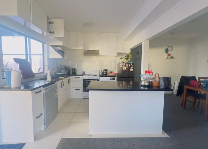  at 2/9A Spring Grove, Henderson, Waitakere City, Auckland