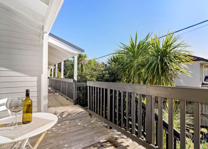  at 2/660 Beach Road, Browns Bay, North Shore City, Auckland