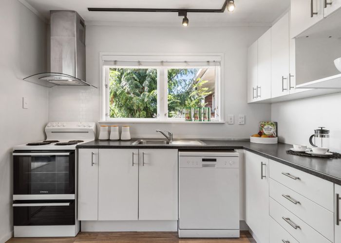  at 4/155 Shakespeare Road, Milford, Auckland