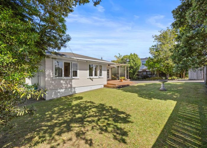 at 1/414 East Coast Road, Mairangi Bay, North Shore City, Auckland