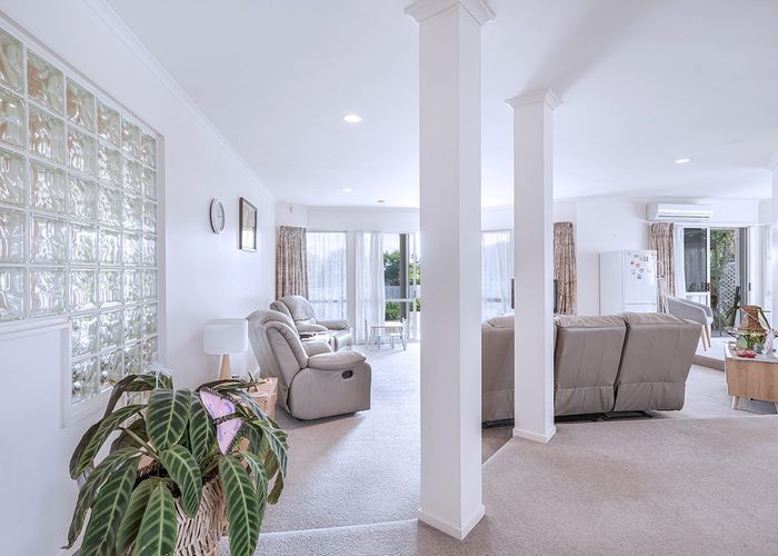  at 2 Sunset Close, Western Heights, Hamilton