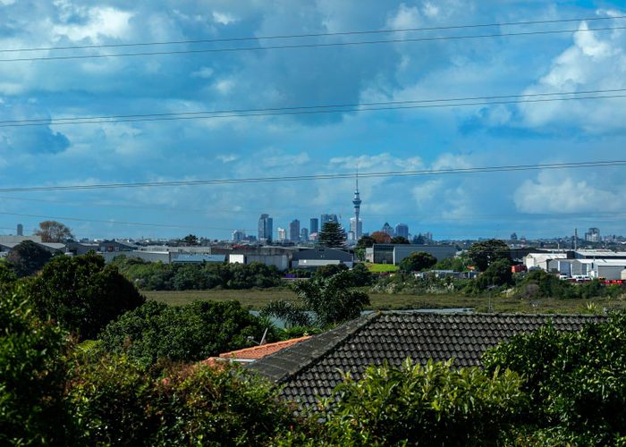  at 2 Meadow Crescent, Te Atatu South, Auckland
