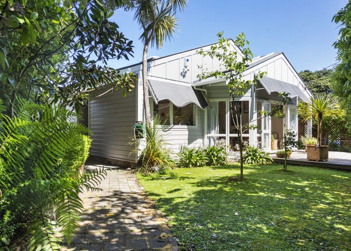  at 6 Bank Road, Northland, Wellington
