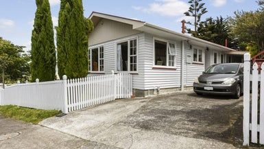  at 19 Akaroa Drive, Maupuia, Wellington