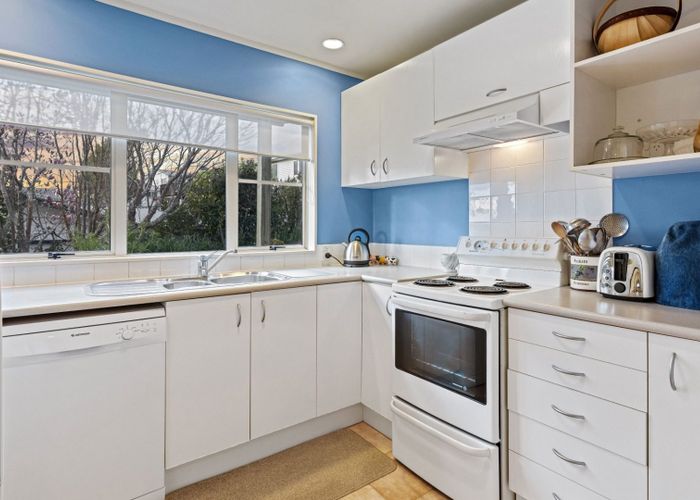  at 2/30 Sunset Road, Unsworth Heights, North Shore City, Auckland