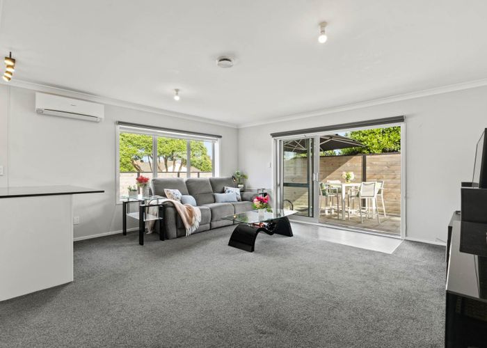  at 1/58 Challen Close, Conifer Grove, Papakura, Auckland