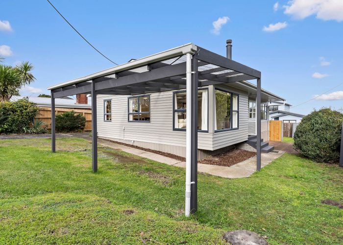  at 8A Valley View Road, Glenfield, North Shore City, Auckland