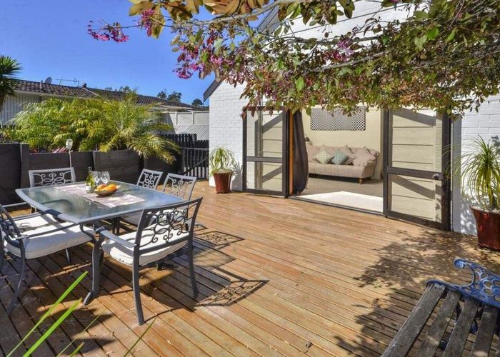  at 8 Elmira Place, Browns Bay, North Shore City, Auckland