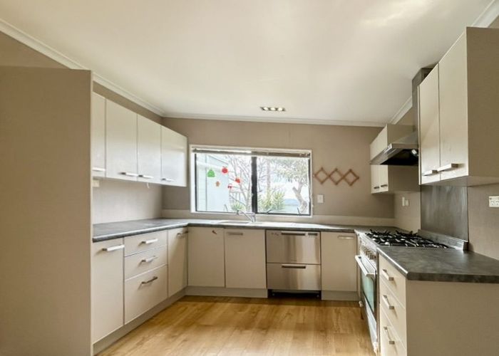  at 1/136 Sunset Road, Unsworth Heights, North Shore City, Auckland