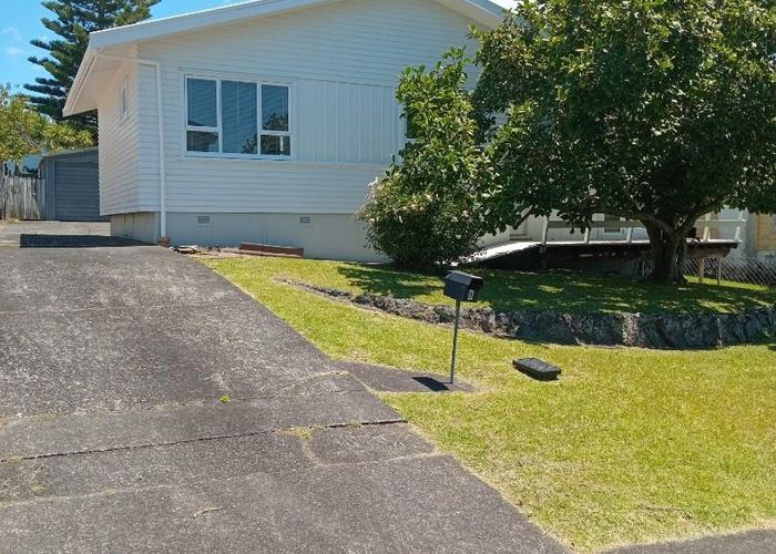  at 8 Dawnhaven Drive, Te Atatu Peninsula, Waitakere City, Auckland