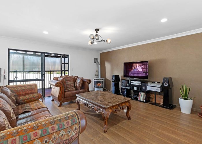  at 8 Baulcomb Parade, Windsor Park, Auckland