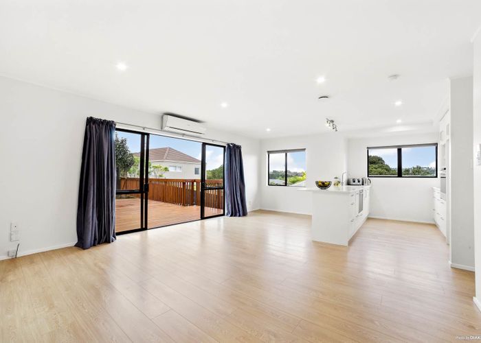  at 2/25 Witheford Drive, Bayview, Auckland