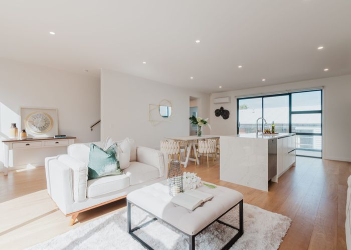  at 952E East Coast Road, Northcross, North Shore City, Auckland