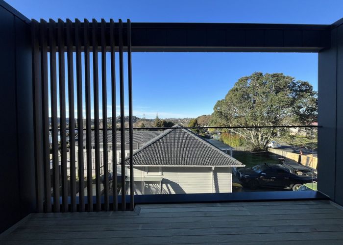  at 5/10 Fairclough Road, Beach Haven, North Shore City, Auckland