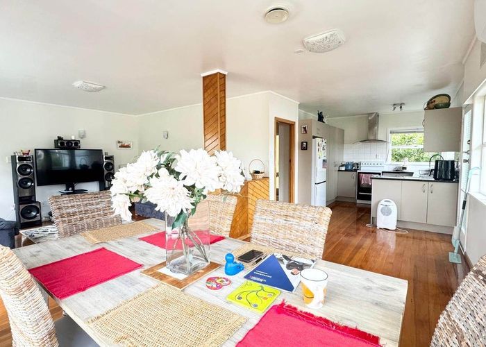  at 4 Easton Park Parade, Glenfield, North Shore City, Auckland