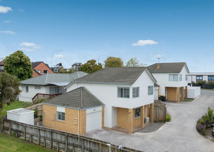  at 2/202 Botany Road, Botany Downs, Auckland
