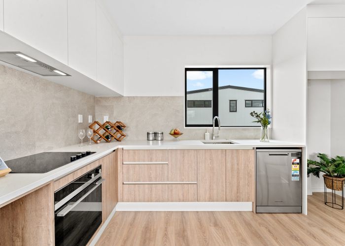  at 2/40 St Leonards Road, Kelston, Waitakere City, Auckland