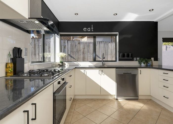  at 2/4 Dromora Close, Dannemora, Manukau City, Auckland