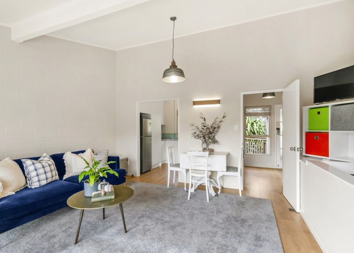  at 2/8 Narbada Crescent, Khandallah, Wellington