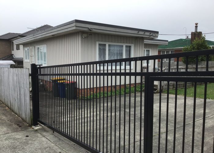  at 4 Vanguard Road, Kelston, Waitakere City, Auckland