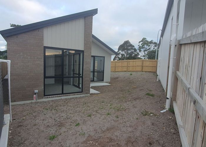  at 33 Red Hills Road, Massey, Waitakere City, Auckland