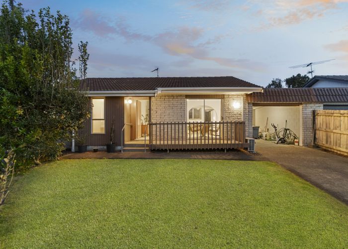  at 2/558 Swanson Road, Ranui, Auckland