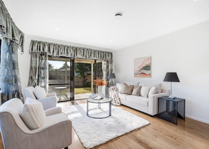  at 2/9 Bernie Edwards Place, Botany Downs, Manukau City, Auckland