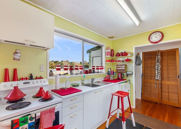  at 5 Kapiti Place, Sunnynook, Auckland