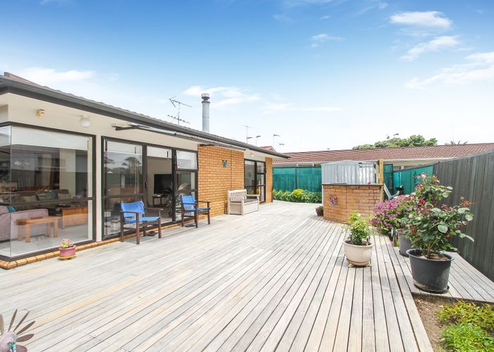  at 2/41 SHAKESPEARE RD, Milford, Auckland