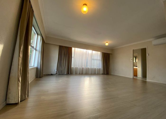  at 2/8 Knightsbridge Drive, Forrest Hill, North Shore City, Auckland