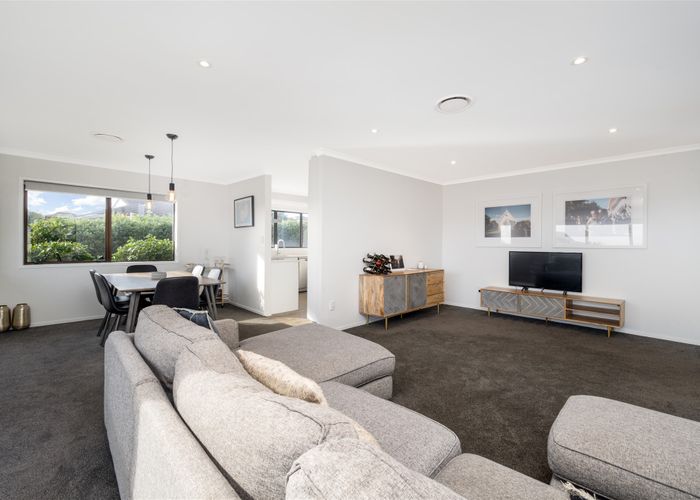  at 6 Pitlochry Place, Highland Park, Auckland