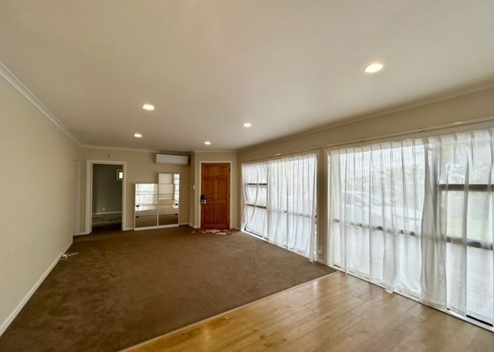  at 1/136 Sunset Road, Unsworth Heights, North Shore City, Auckland