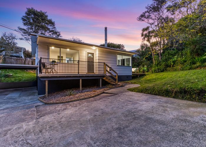  at 2/9A De Val Drive, Titirangi, Auckland