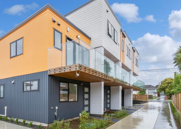  at 2,4/30 Woodford Ave, Henderson, Waitakere City, Auckland