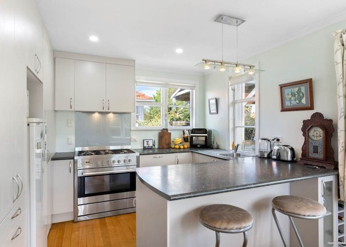  at 10 Benghazi Road, Panmure, Auckland