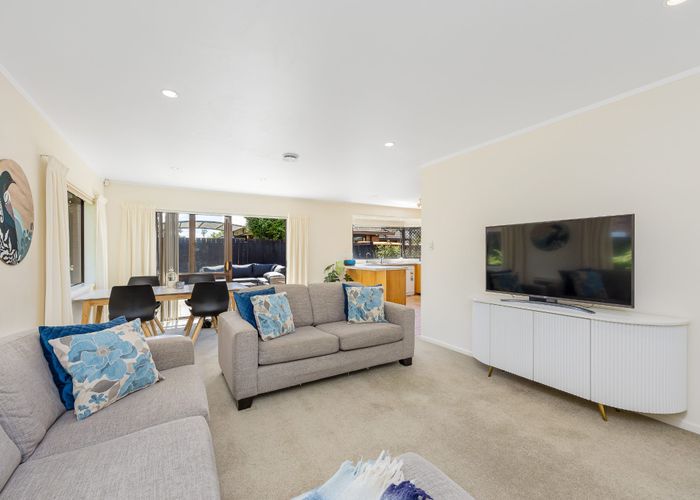  at 1/40 Channing Crescent, Botany Downs, Auckland