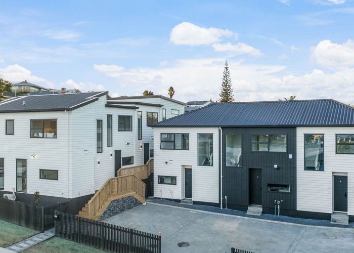  at 2/15 Locket Road, Glenfield, Auckland