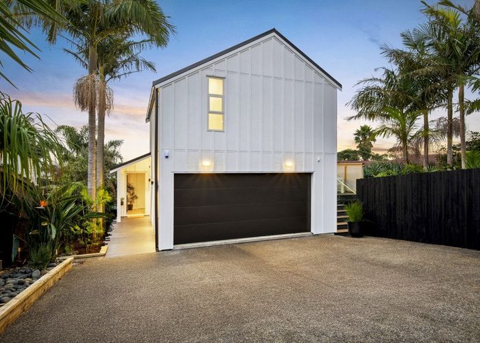  at 2/4 Richards Avenue, Forrest Hill, North Shore City, Auckland