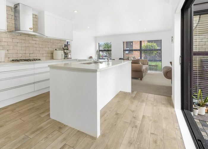  at 6 Braedan Lane, Huntington, Hamilton